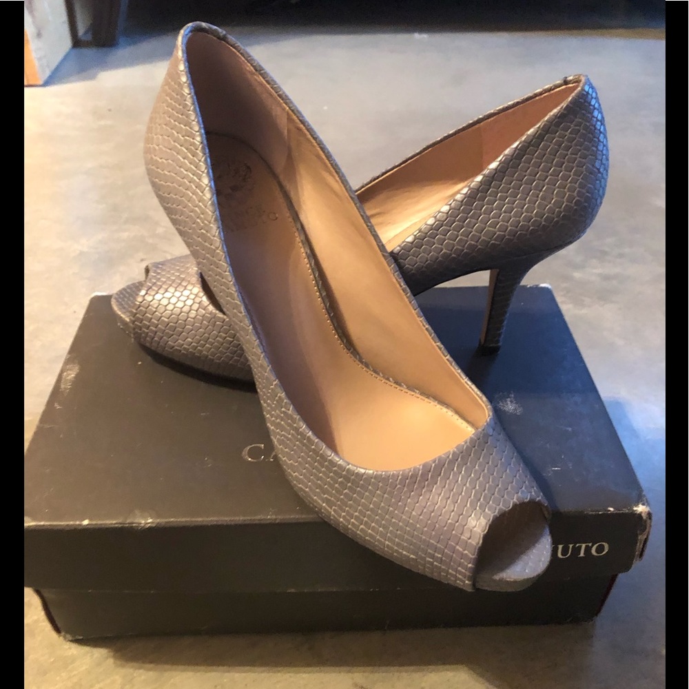 Vince Camuto Textured Leather Grey Peep Toe (10M)